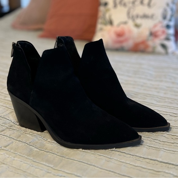 Vince Camuto Bibestie Bootie heels - Picture 2 of 8